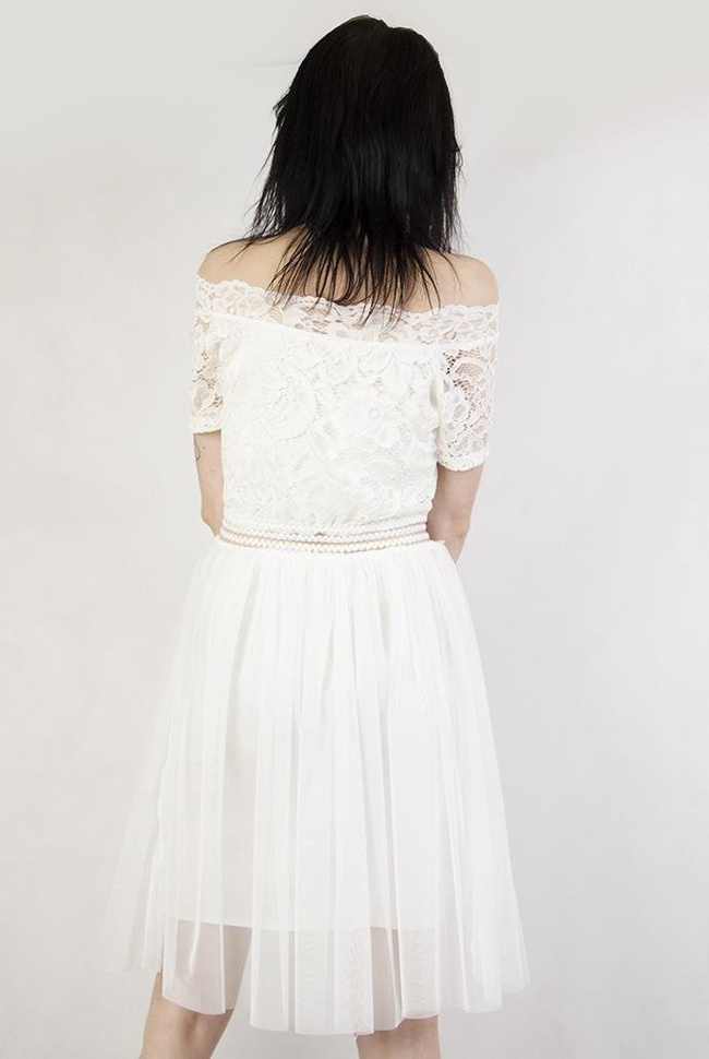 Biała, rozkloszowana sukienka z koronkowymi wstawkami