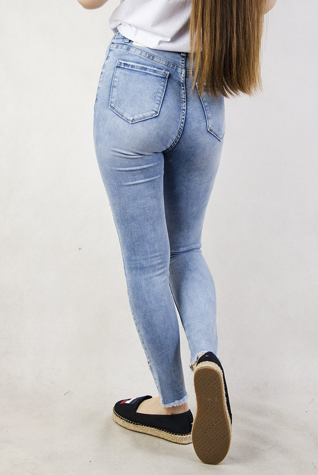 Jasne spodnie jeansowe z kolorowymi kwiatami