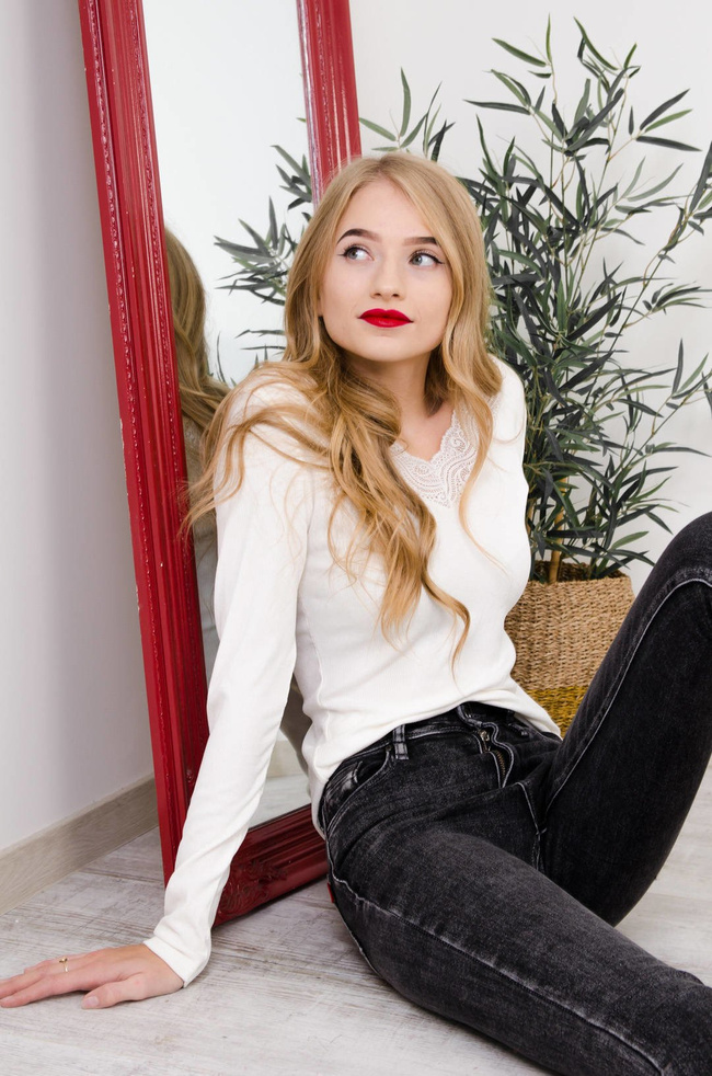 BIAŁA PRĄŻKOWANA BLUZKA Z KORONKOWYM DEKOLTEM W SEREK