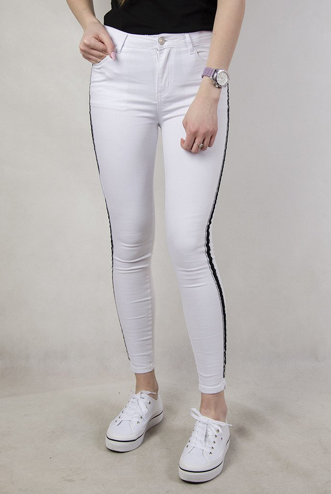 Białe spodnie z wysokim stanem i lampasami