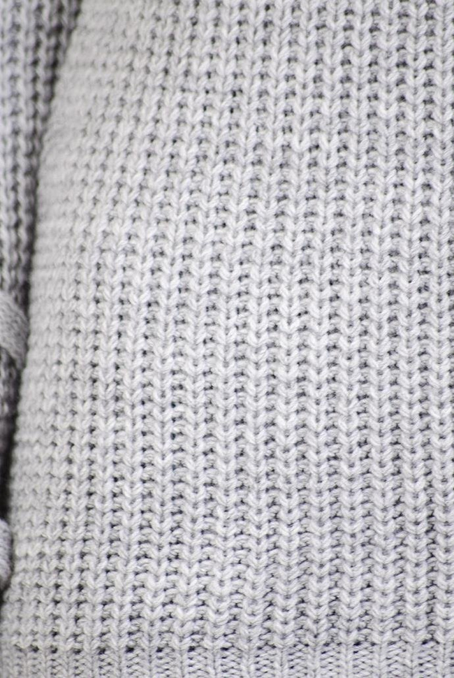 Szary sweter z wiązaniem w dekolcie