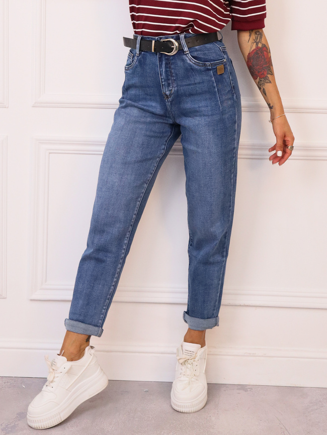 SPODNIE JEANSOWE MOM FIT Z PRZESZYCIAMI PRZY KIESZENIACH I NASZYWKĄ+ PASEK