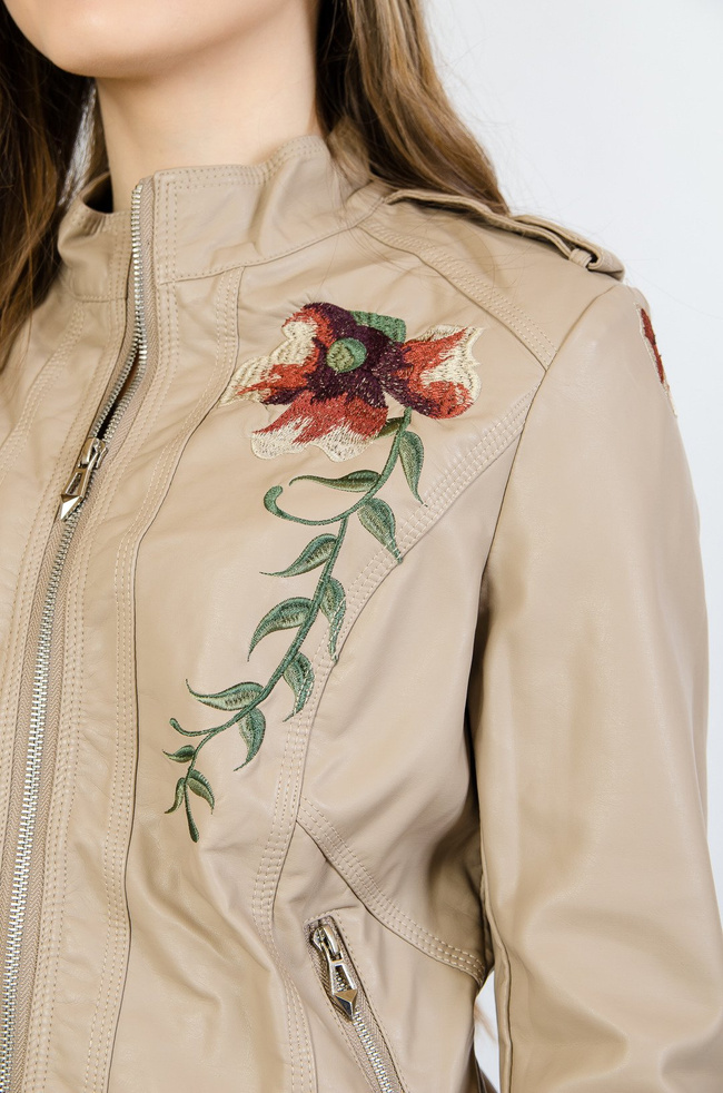 Beżowa ramoneska z wyszywanym kwiatem
