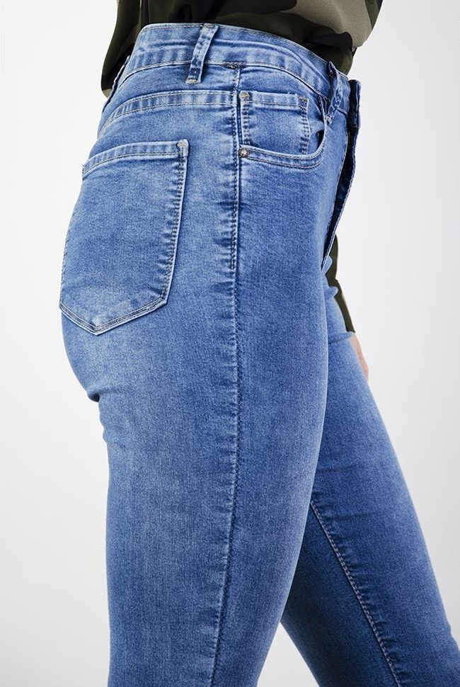 Jasne spodnie jeansowe przylegające