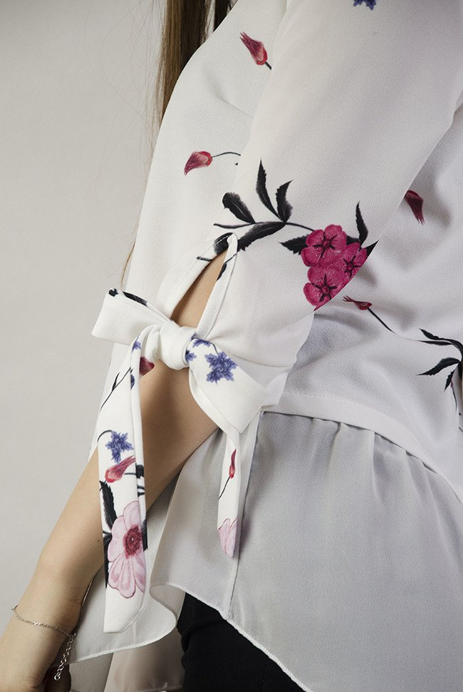 Biała bluzka w kolorowe kwiaty