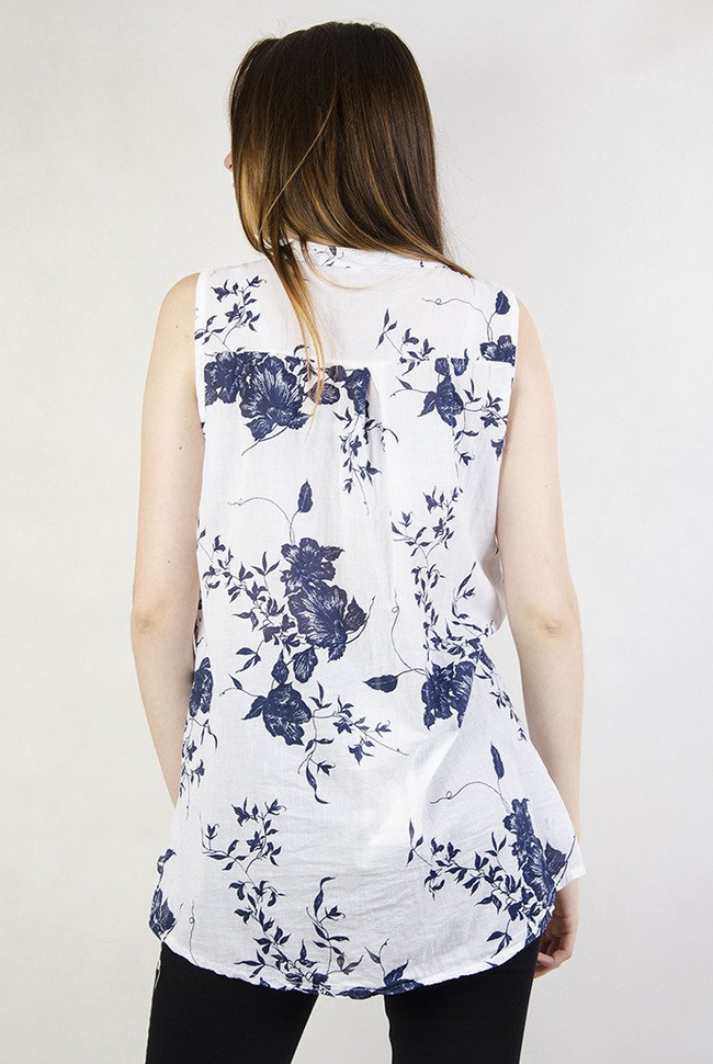 Biała bluzka z niebieskimi akcentami