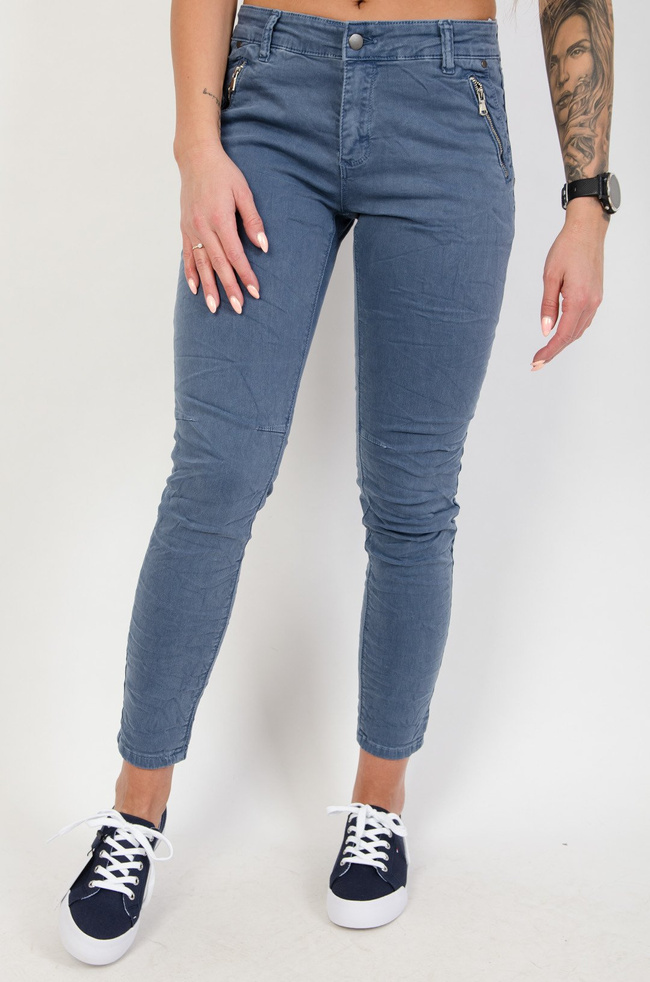 Granatowe spodnie joggery z zamkami przy kieszeniach