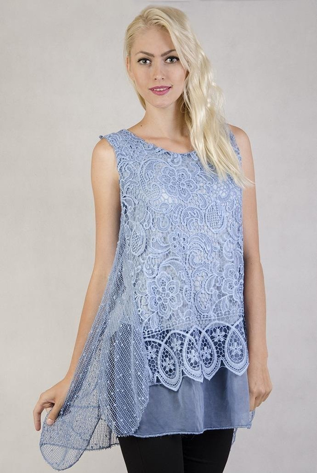 Ażurowa bluzka w kwiaty z cekinami na plecach niebieska