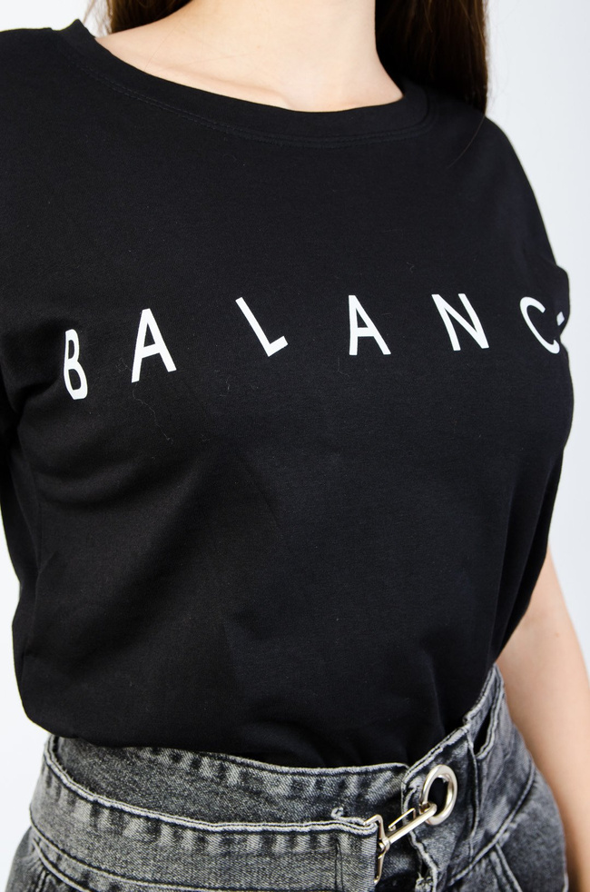 CZARNY T-SHIRT Z NAPISEM BALANCE