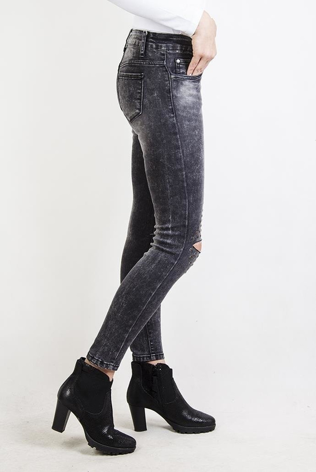 Szare spodnie jeansowe z ćwiekami i wycięciem