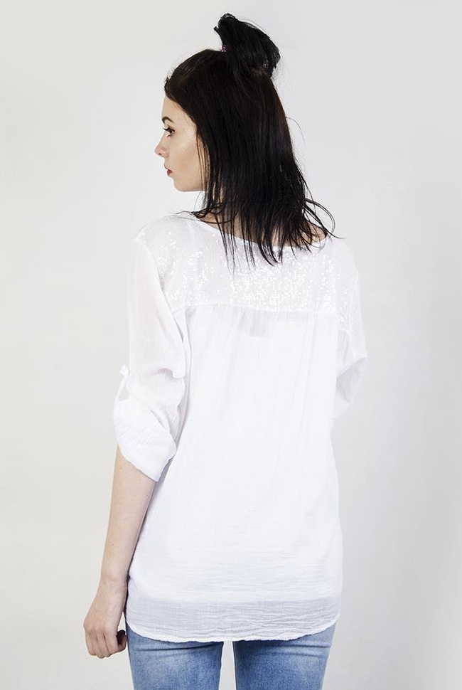 Biała bluzka koszulowa z ażurowym zdobieniem przy dekolcie