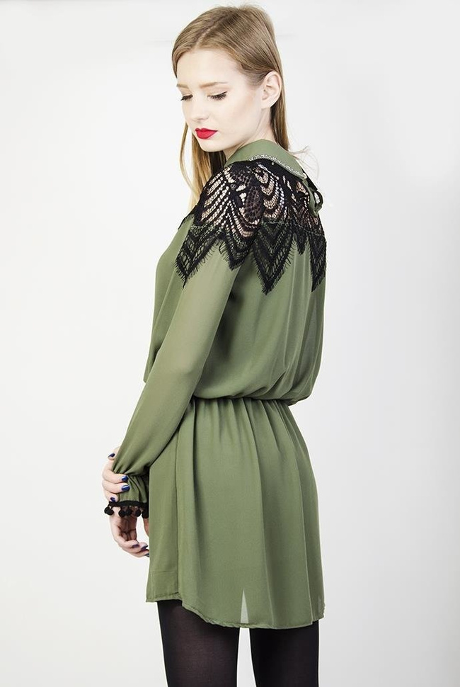 Zielona szyfonowa sukienka ze zdobieniem i kołnierzykiem