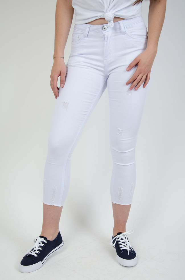 Białe spodnie z przetarciami 