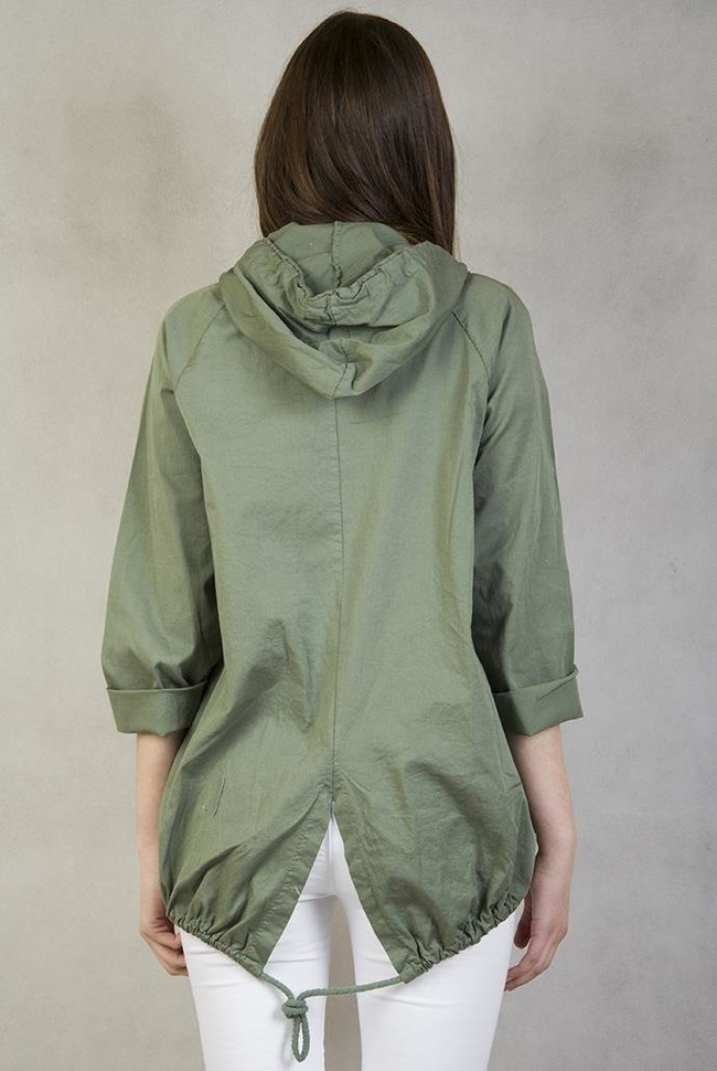 Zielona, asymetryczna kurteczka z naszywkami