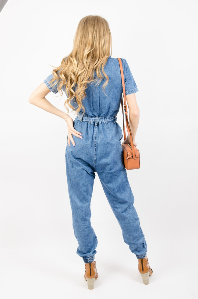 JASNY KOMBINEZON JEANSOWY ZE ŚCIĄGACZEM 