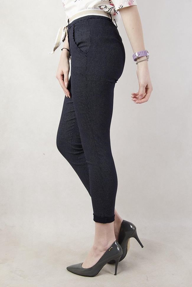 Granatowe spodnie materiałowe w kropki