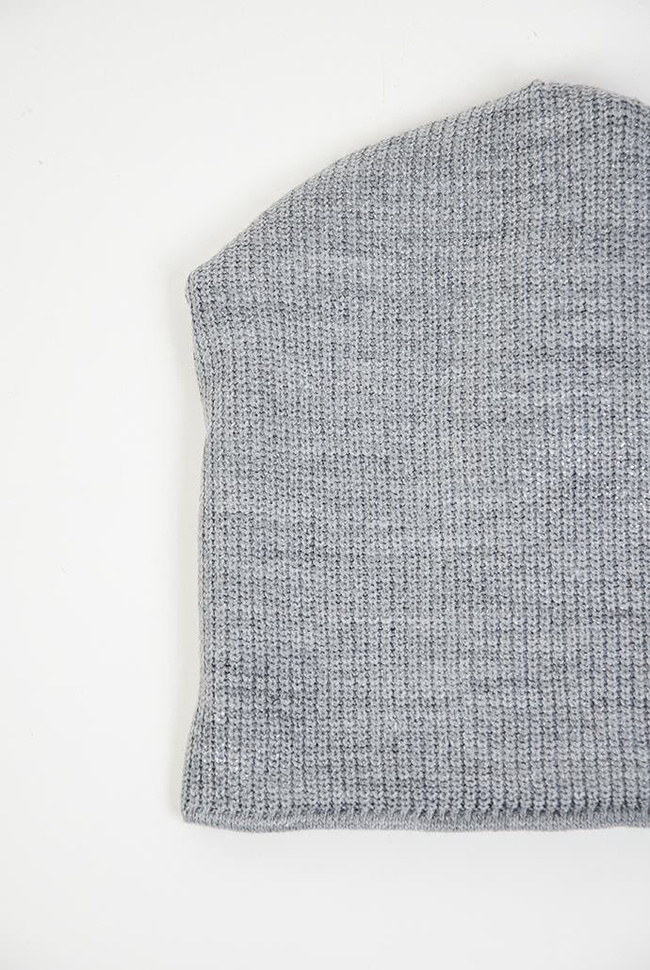 Jasnoszara czapka z przeszyciem oraz koralikiem