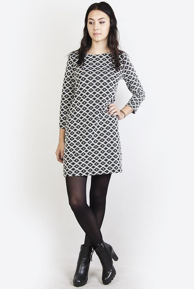 Biało-czarna sukienka w romby