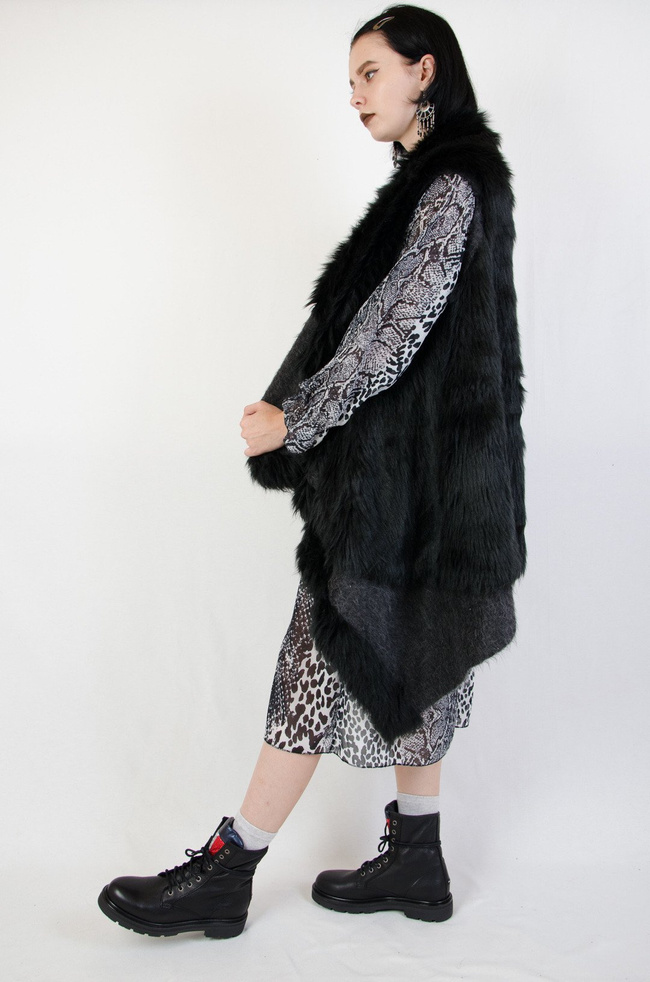  Futrzana czarna kamizelka o asymetrycznym kroju