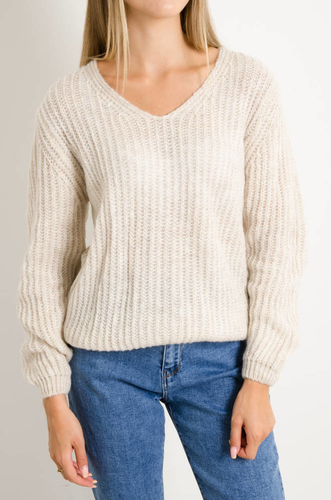 BEŻOWY SWETER Z DEKOLTEM W SZPIC