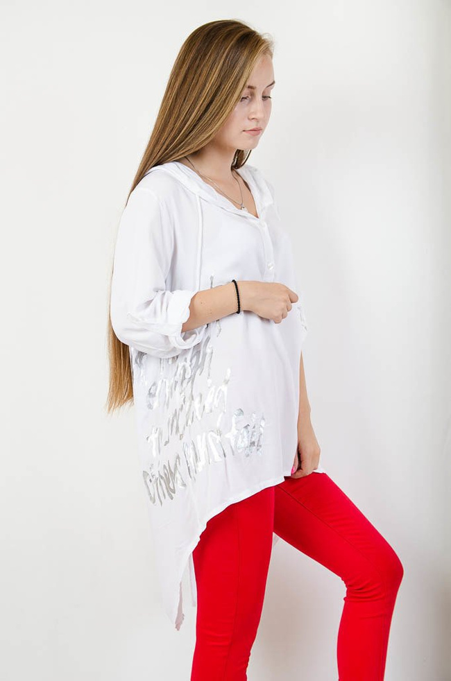 Biała asymetryczna bluzka z kapturem oraz napisami