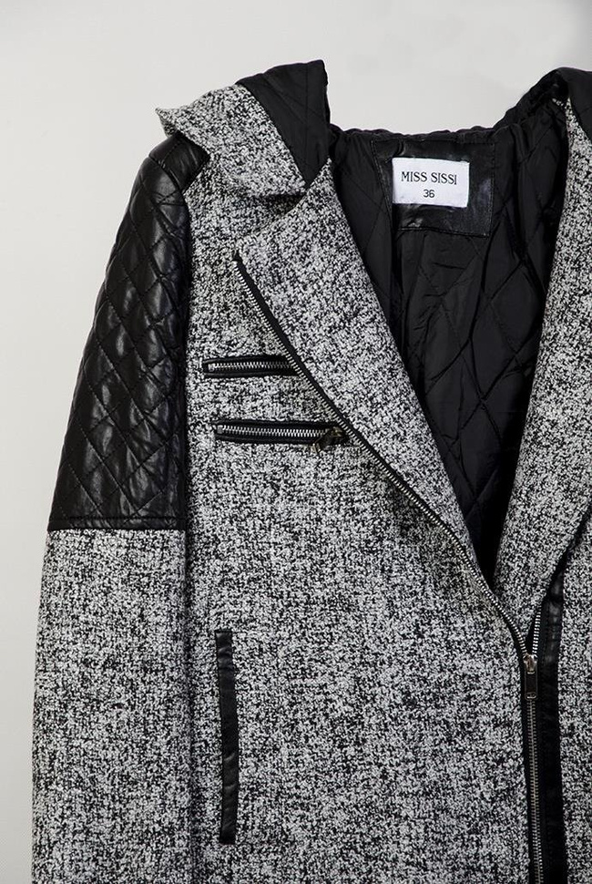 Jasnoszary płaszcz z kapturem i czarnymi wstawkami