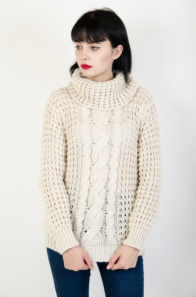 Beżowy sweter z golfem o grubym splocie