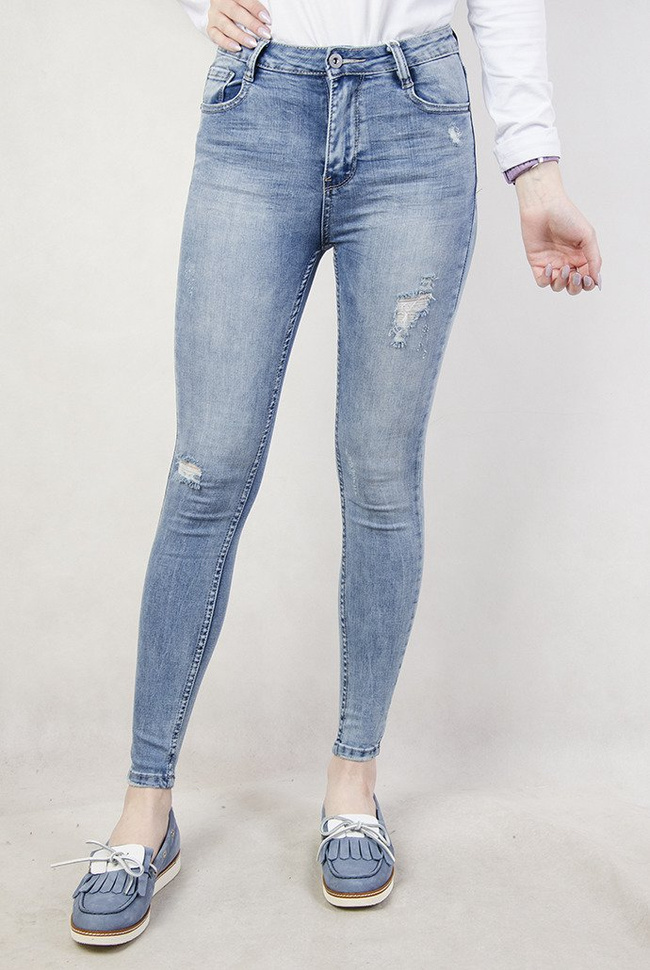 Jasne spodnie jeansowe z przetarciami