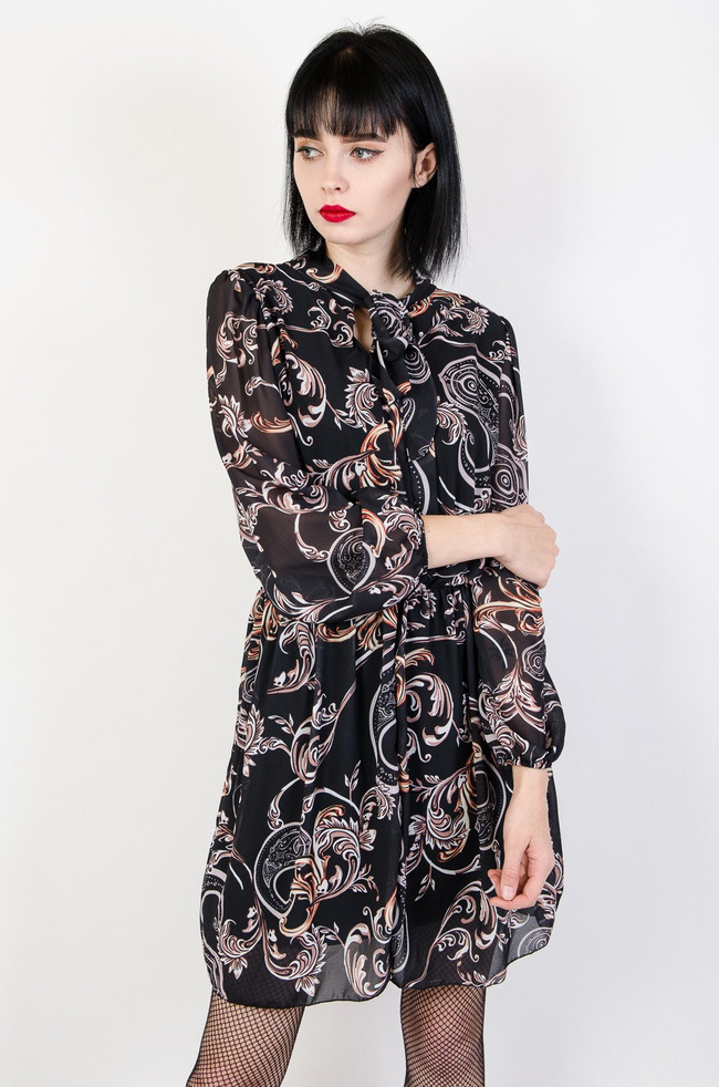 Czarna wzorzysta sukienka wiązana przy szyi