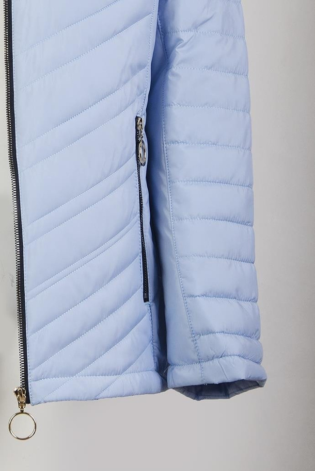 (DUŻE ROZMIARY) Błękitna kurtka pikowana z odpinanym kapturem