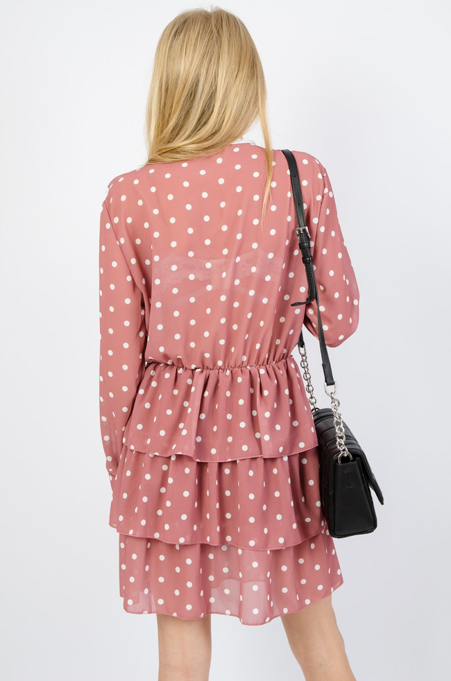 Różowa sukienka z żabotem w białe grochy