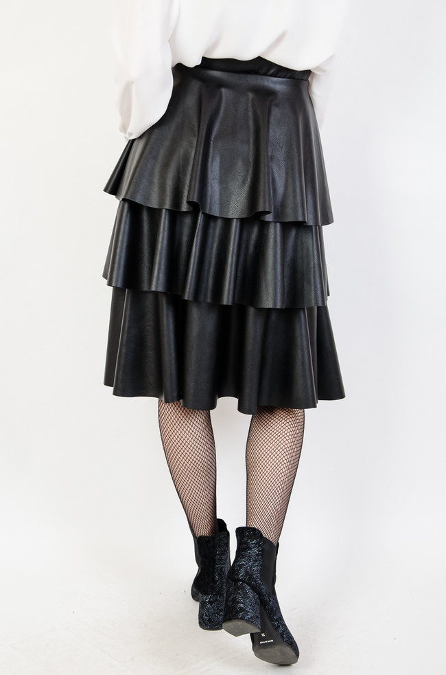 Czarna skórkowa spódnica z falbanami