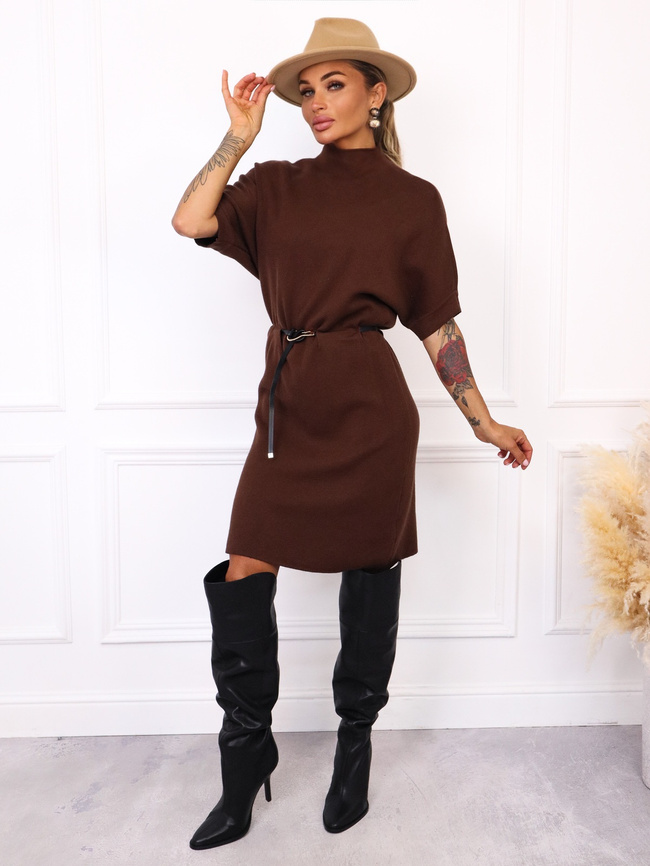 SUKIENKA SWETERKOWA Z PÓŁGOLFEM I PASKIEM - CIEMNY BRĄZ