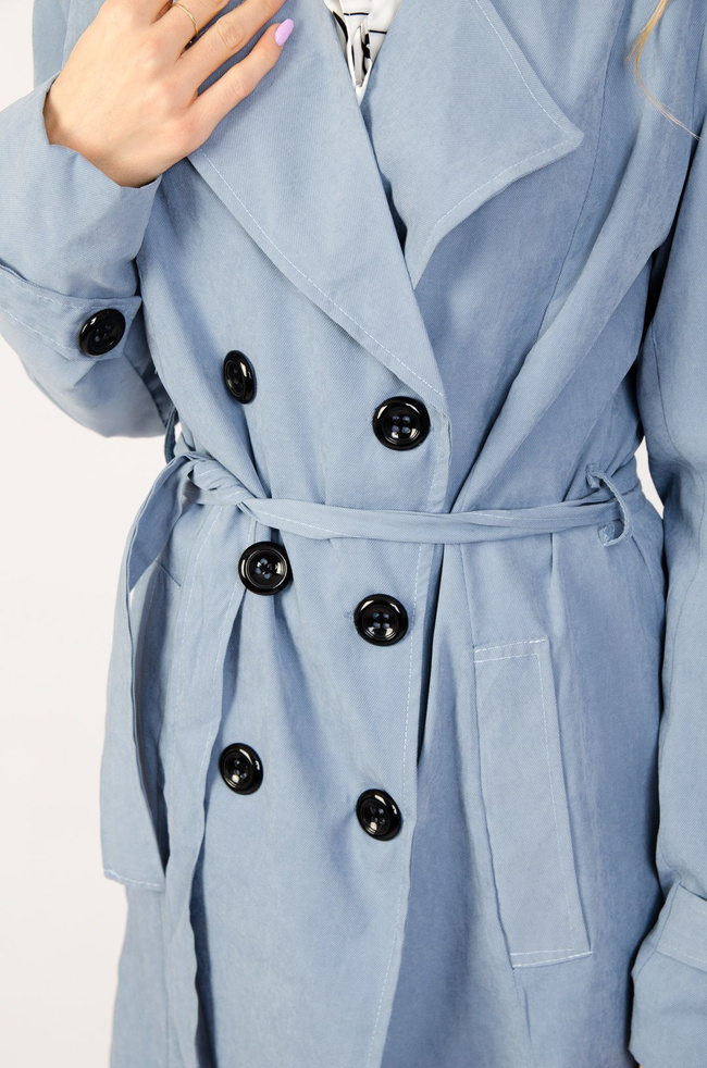 Niebieski płaszcz typu trencz