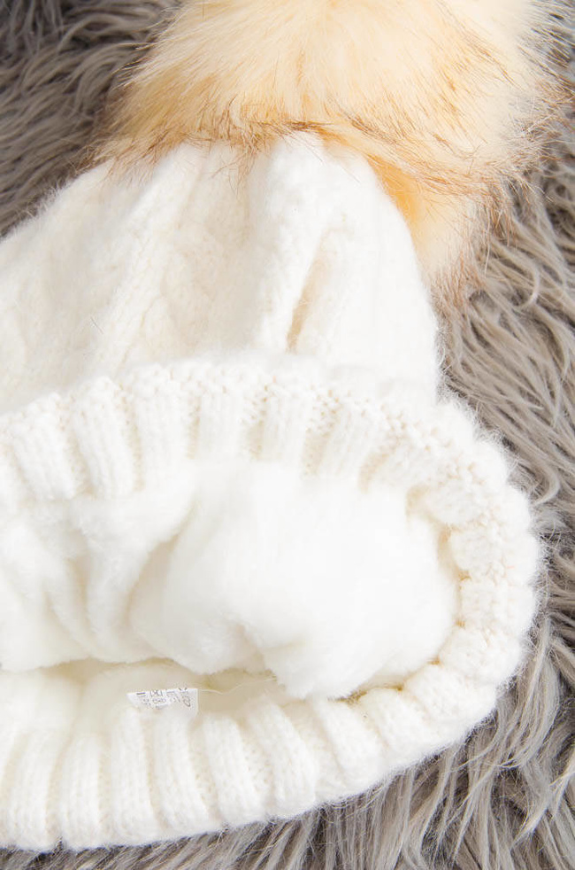 BEŻOWA OCIEPLANA CZAPKA Z POMPONEM 