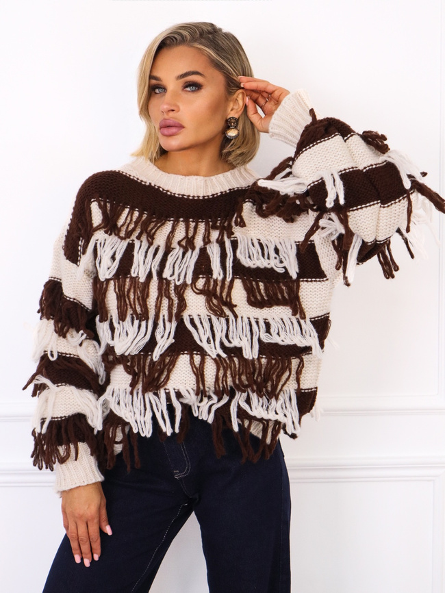 SWETER BEŻOWY W PASKI KOLORU CZEKOLADOWEGO Z FRĘDZLAMI
