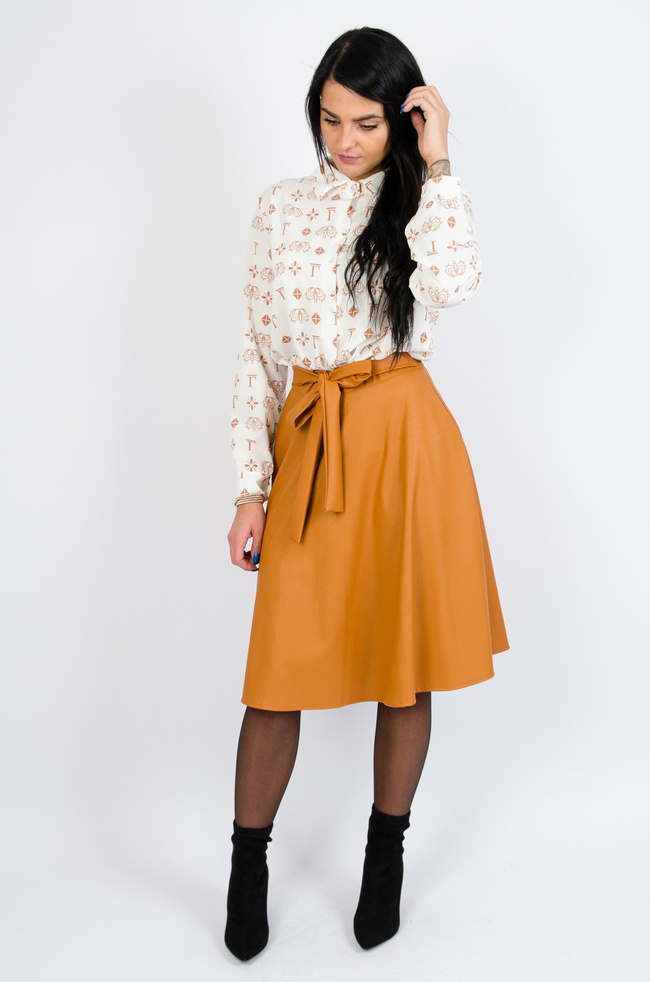 Biała koszula w brązowe wzorki