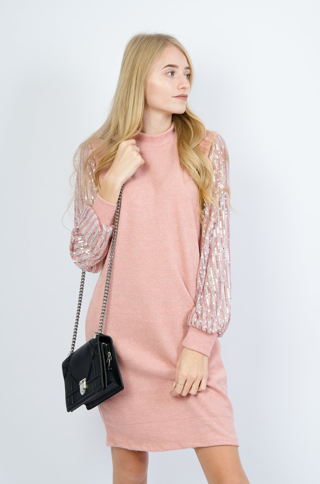 RÓŻOWA SUKIENKA Z CEKINOWYMI RĘKAWAMI