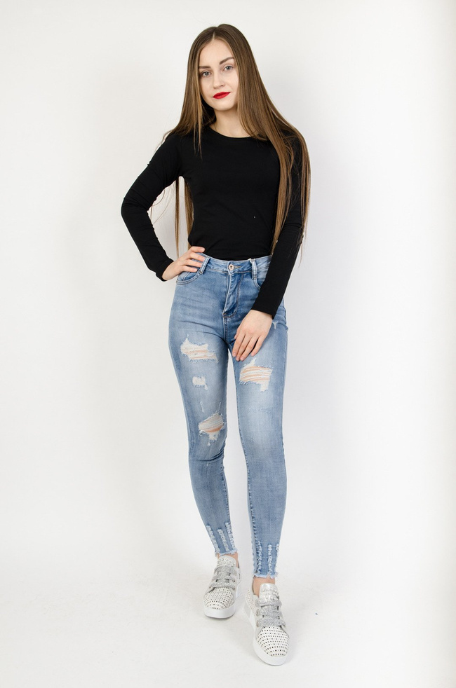 Jasne spodnie jeansowe z przetarciami