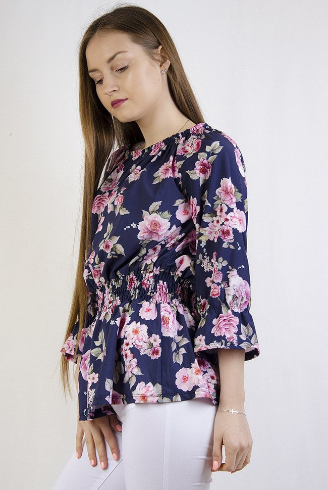 Granatowa bluzka w kwiaty ze ściągaczem w pasie