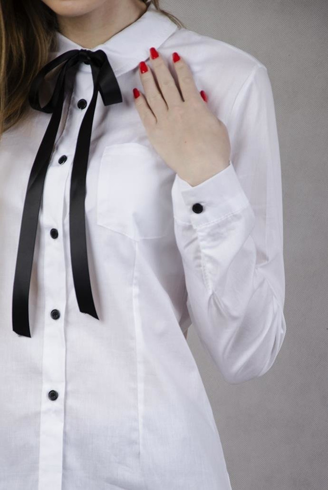 Biała koszula ze wstążką