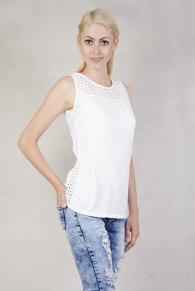 Biała bluzka z ażurowymi plecami i guzikami