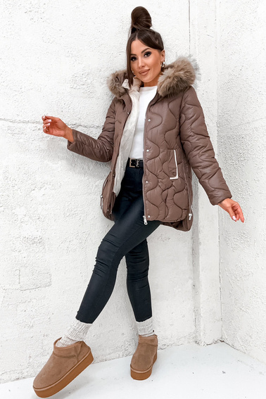 KURTKA PIKOWANA Z KAPTUREM I ŚCIĄGACZAMI PO BOKACH- CIEMNO BRĄZOWA