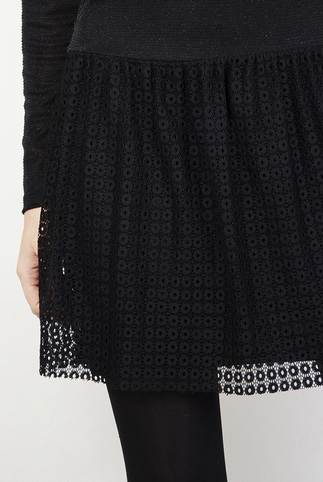Czarna sukienka z falbanką przy dekolcie oraz ażurowymi wstawkami