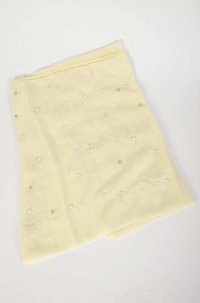 Żółty szal z koralikami 