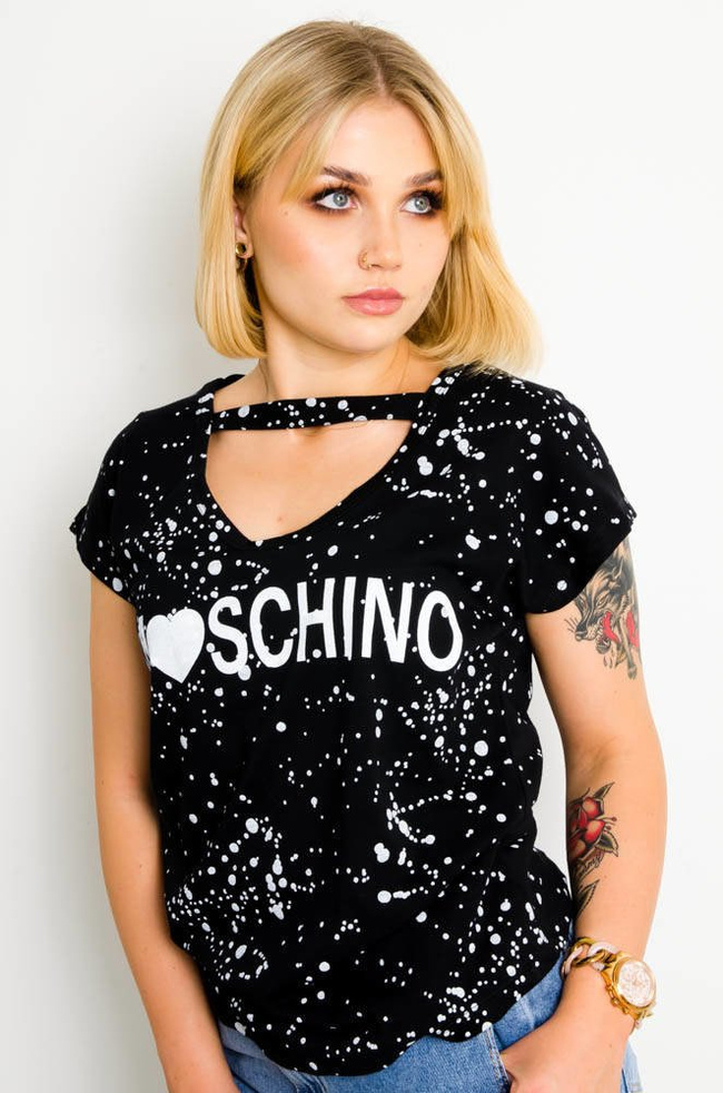 CZARNY T-SHIRT W BIAŁE PLAMKI Z NAPISEM -WYCIĘCIE W DEKOLCIE
