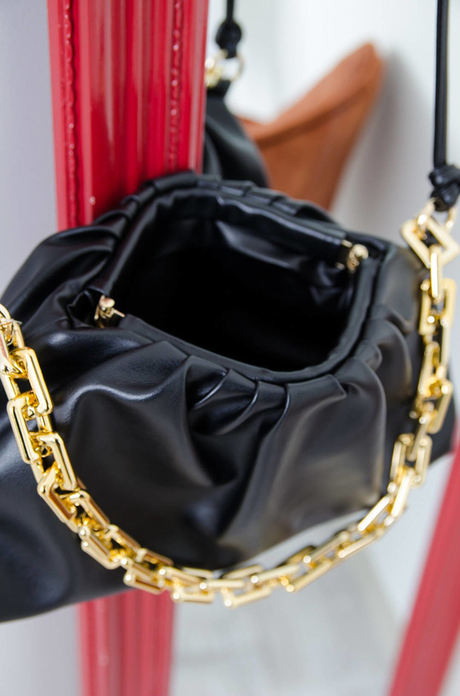 CZARNA KOKTAJLOWA TOREBKA ZE ZŁOTYM ŁAŃCUSZKIEM