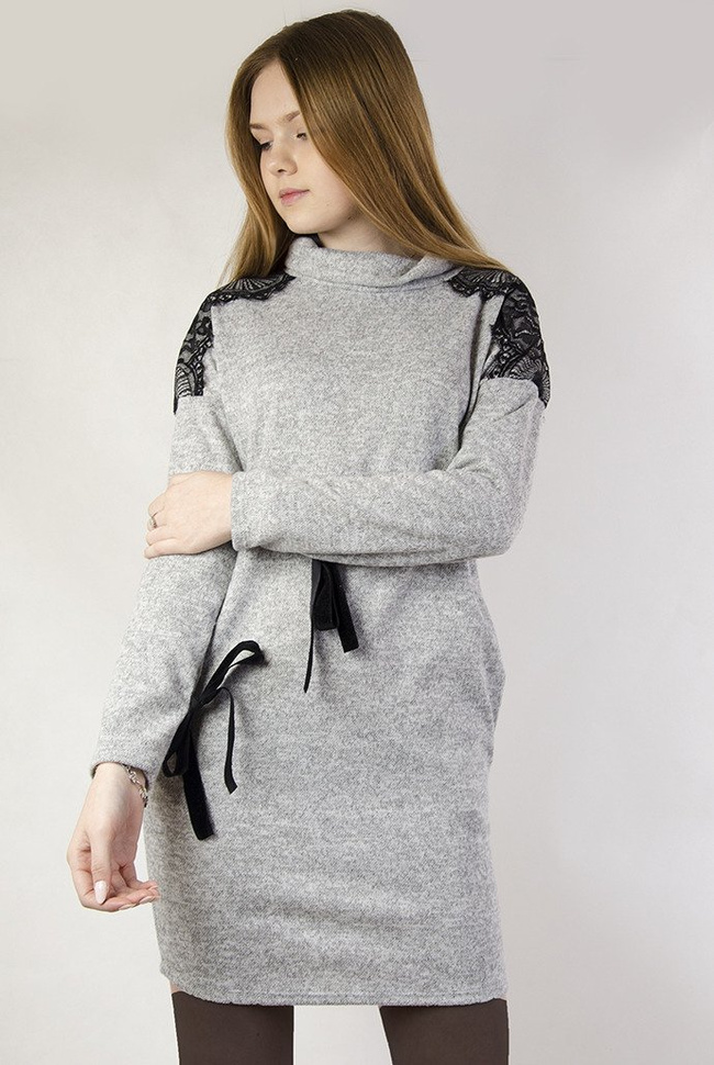 Szara prosta sukienka z koronką na ramionach oraz golfem