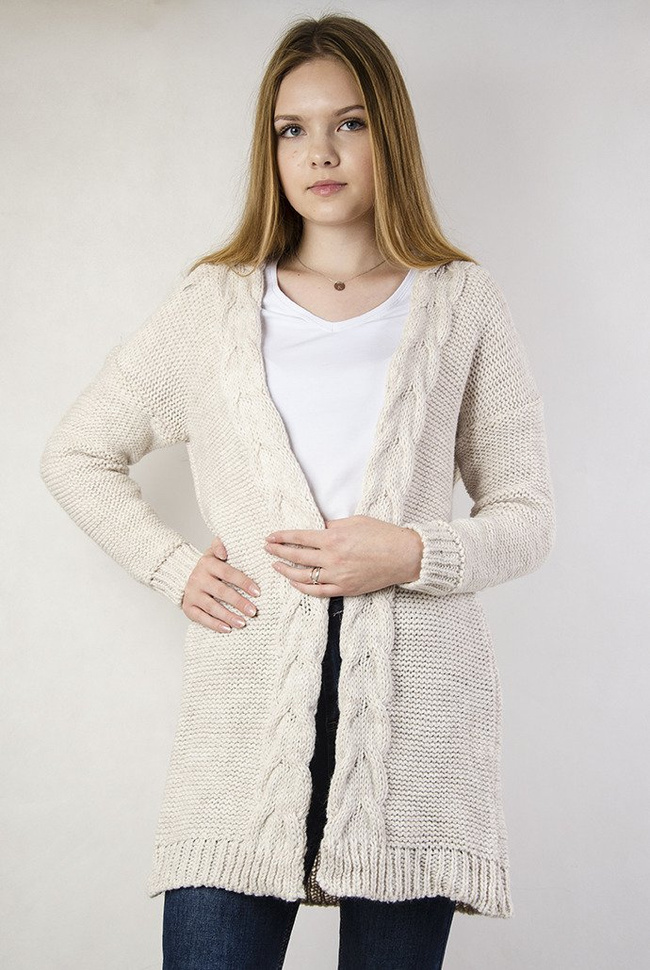 Beżowa narzuta sweterkowa, z plecionym warkoczem