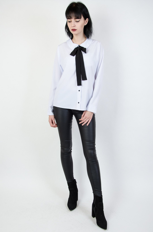 Biała koszula z wiązaniem przy szyi